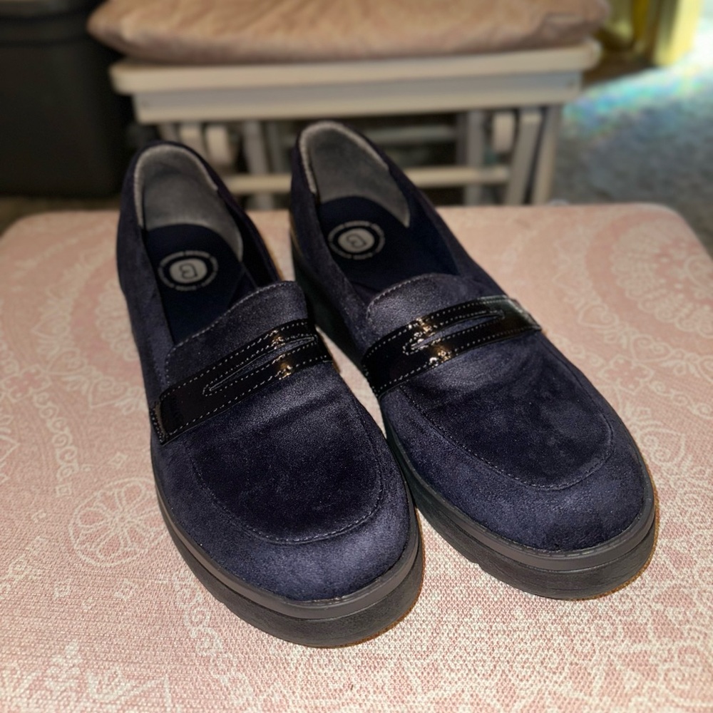 Bzees Women’s Navy Suede Comfort Loafers - Size 8.5